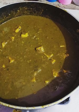 A picture of Palak paneer.
