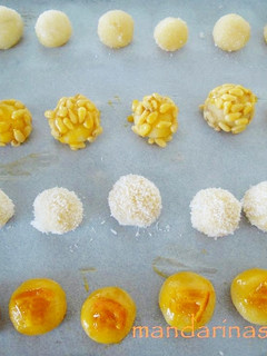Una foto de Panellets de piñones, coco, azúcar y naranja confitada