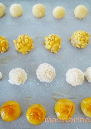 Una foto de Panellets de piñones, coco, azúcar y naranja confitada