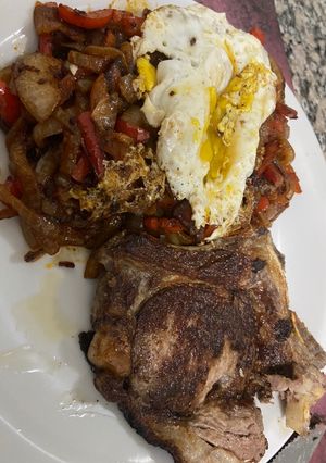Una foto de Bife a la criolla