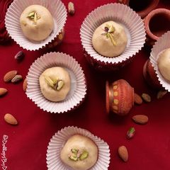 A picture of Sattu Ladoo.