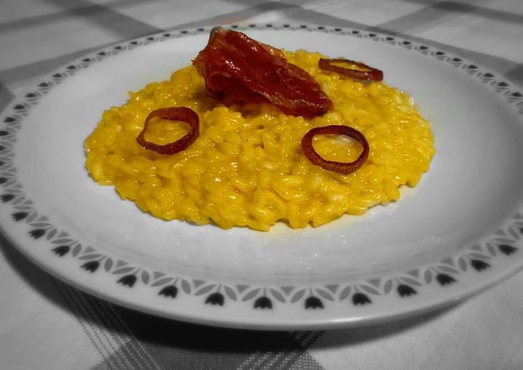 Risotto allo zafferano con anelli di cipolla e crudo croccante 🧅🥓