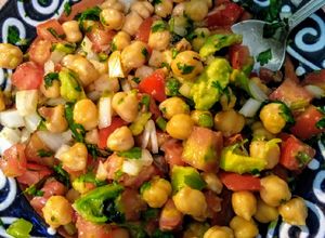 Una foto de Ensalada de garbanzos 🥗🥑