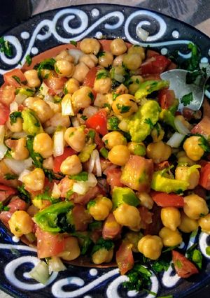 Una foto de Ensalada de garbanzos 🥗🥑