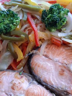 Una foto de Salmón con caponatta de vegetales