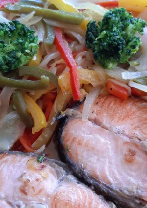 Una foto de Salmón con caponatta de vegetales