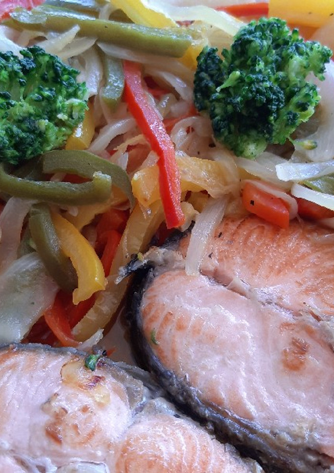 Una foto de Salmón con caponatta de vegetales