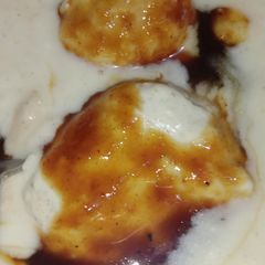 A picture of Dahi bhalle.