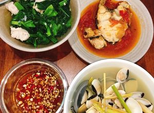 Hình của món Cơm gia đình: Nghêu hấp xả, canh rau mọc và cá sốt cà.