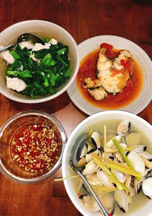 Hình của món Cơm gia đình: Nghêu hấp xả, canh rau mọc và cá sốt cà.