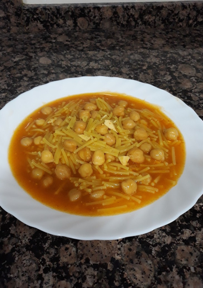 Una foto de Sopa de cocido con garbanzos sofrito y picada