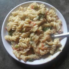 A picture of White sauce pasta.