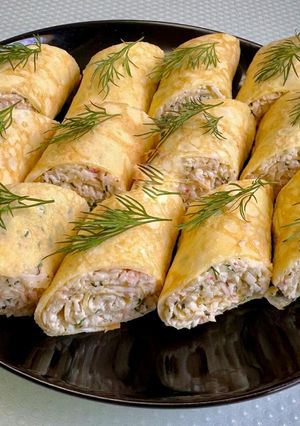 Фото Закуска "Яичные блинчики с крабовыми палочками".