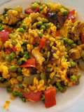 Paella de aprovechamiento en un plis plas,de costilla de cerdo adobada