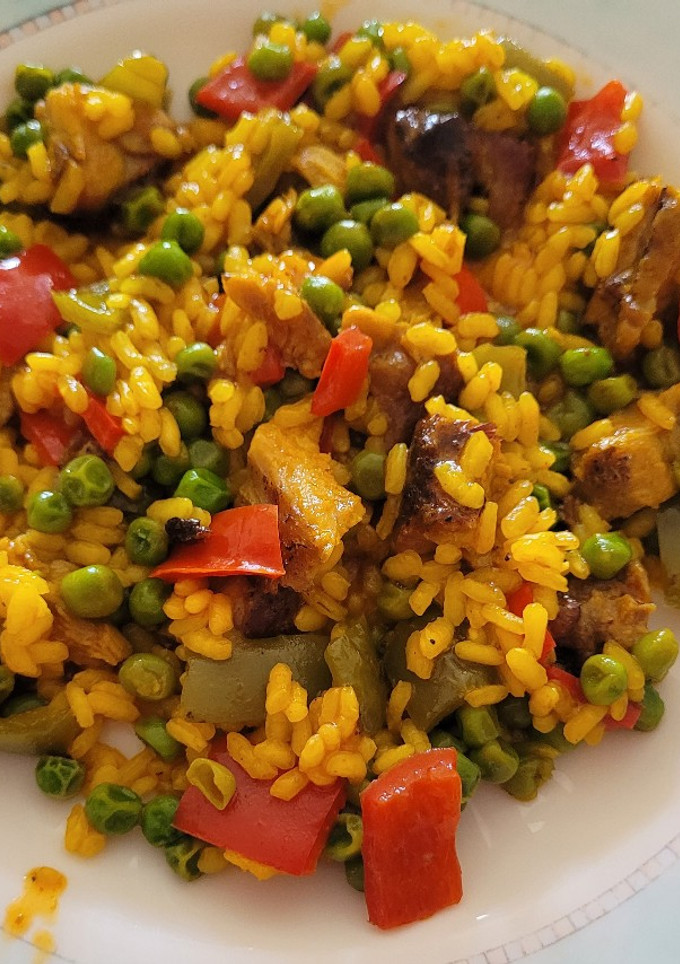 Una foto de Paella de aprovechamiento en un plis plas,de costilla de cerdo adobada