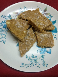 ગુંદર પાક (Gundar Paak Recipe In Gujarati) રેસીપી મુખ્ય ફોટો