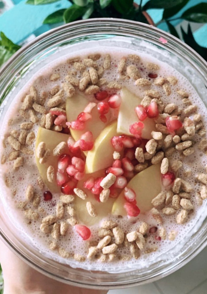 Una foto de Yogur griego con fresas y demás