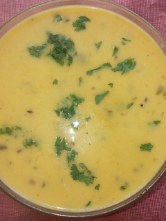 ખાટી મીઠી કઢી (Khati Mithi Kadhi Recipe In Gujarati) રેસીપી મુખ્ય ફોટો