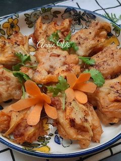 Hình của món Bông bí nhồi thịt chiên giòn.