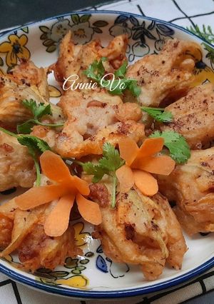 Hình của món Bông bí nhồi thịt chiên giòn.