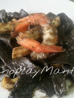 Una foto de Tagliarini al nero di sepia con salsa de sardinas anchoadas en gme, f y g y tradicional