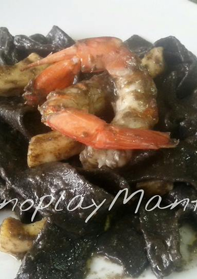 Una foto de Tagliarini al nero di sepia con salsa de sardinas anchoadas en gme, f y g y tradicional