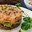 Tartar de salmón ahumado con tomate y aguacate