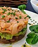 Tartar de salmón ahumado con tomate y aguacate