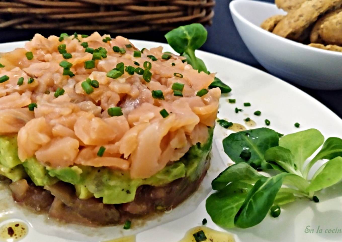 Tartar de salmón ahumado con tomate y aguacate