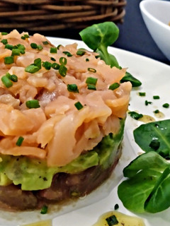 Una foto de Tartar de salmón ahumado con tomate y aguacate