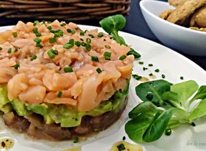 Una foto de Tartar de salmón ahumado con tomate y aguacate