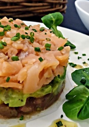 Foto principal de Tartar de salmón ahumado con tomate y aguacate