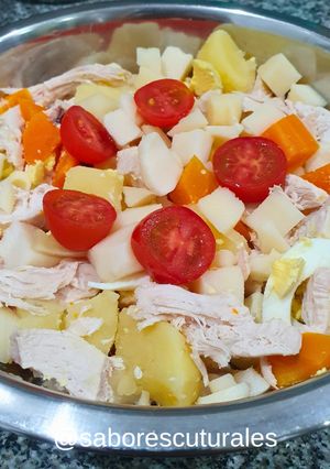 Una foto de Ensalada Rústica de Pollo para las Fiestas 🌲✨️🎁🥣