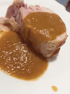 Una foto de Redondo de pollo relleno con salsa española