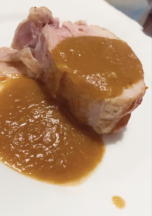 Una foto de Redondo de pollo relleno con salsa española
