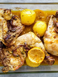 Una foto de Pollo asado al ajillo y limón
