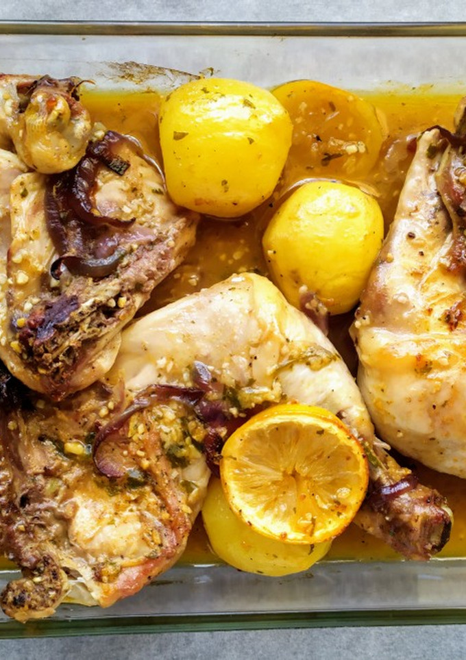 Una foto de Pollo asado al ajillo y limón