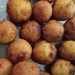 A picture of Crispy Gulab jamun Balls.
