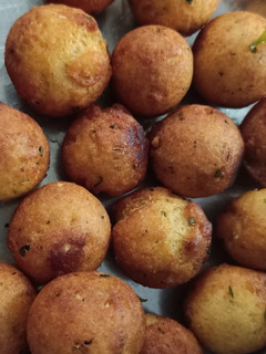 A picture of Crispy Gulab jamun Balls.
