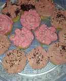 Cupcakes relleno de crema de vainilla cubiertos con frosting de chocolate y mousse de fresa