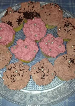Foto principal de Cupcakes relleno de crema de vainilla cubiertos con frosting de chocolate y mousse de fresa