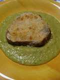 Tonno in crosta di patate su crema di piselli