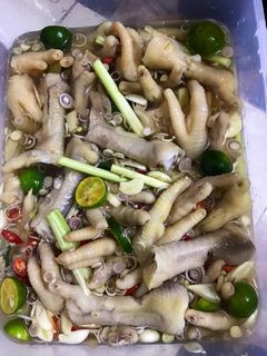 Hình của món Chân gà ngâm sả tắc.