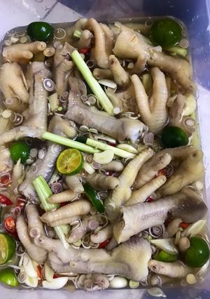 Hình của món Chân gà ngâm sả tắc.