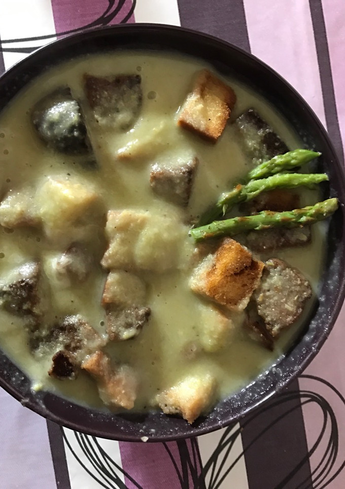 Una foto de Crema de Espárragos Trigueros de Hornachos con Picatostes