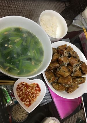 Hình của món Canh hến và nem rán.