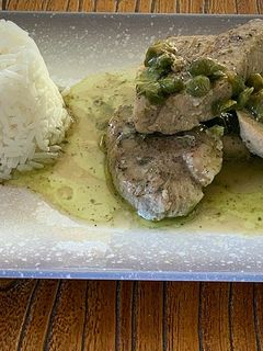 Una foto de Solomillo de cerdo con alcaparras