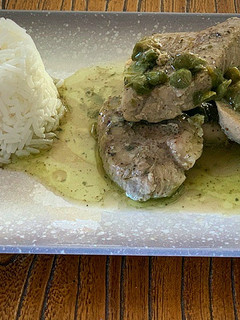 Una foto de Solomillo de cerdo con alcaparras