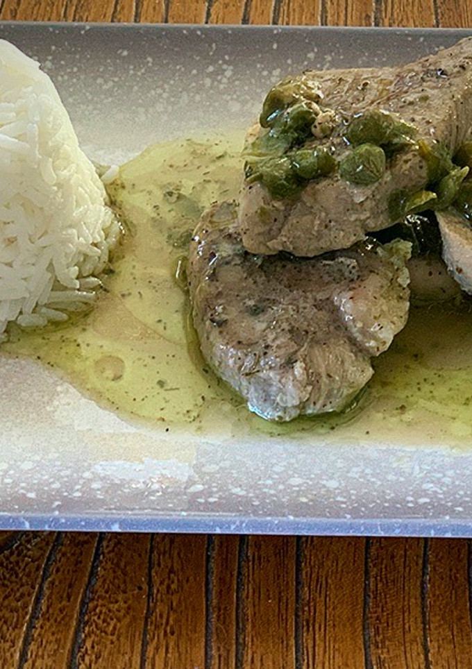 Una foto de Solomillo de cerdo con alcaparras