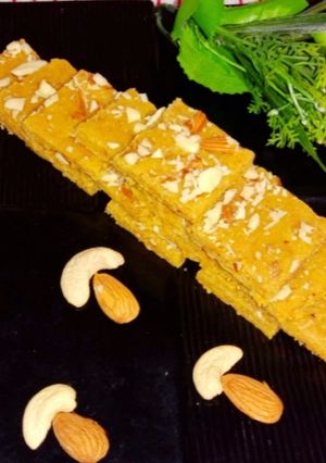 राजस्थानी बेसन चक्की (Rajasthani besan chakki recipe in Hindi) रेसिपी मुख्य फोटो